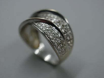 null Bague en or gris 18k à double anneaux torsadés partiellement pavés de diamants...