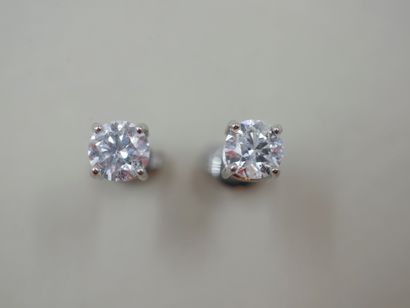 null Pair of 18k white gold earrings set with diamonds for about 1,20cts in total...
