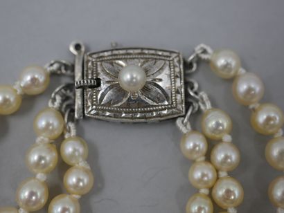  Collier de trois rangs de perles de cultures japonaises en chute - Fermoir argent...