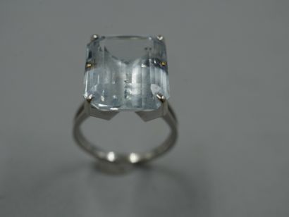 null White gold ring set with a rectangular aquamarine - PB : 5,50gr - TDD 50