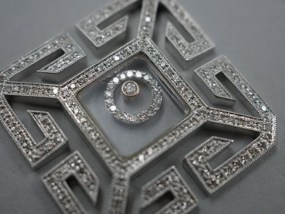null Pendentif Labyrinthe ajouré en or blanc 14k pavé de diamants et centré de diamants...