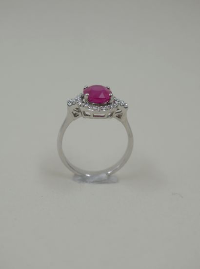 null Ring in 18k white gold surmounted by a ruby of 2.50cts in a circle of diamonds...