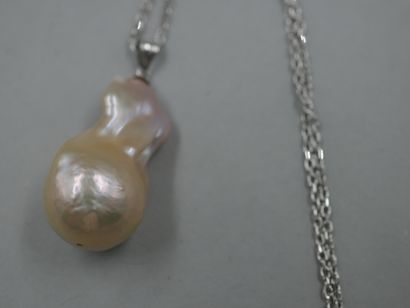 null 18k white gold pendant holding a white/pink baroque pearl - PB : 7,10gr - Silver...