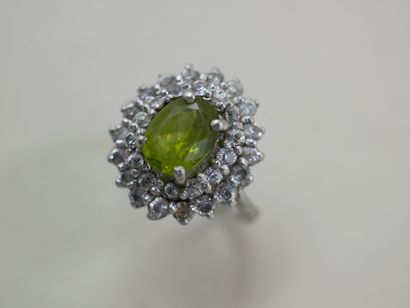 null 
Pompadour ring in 18k white gold surmounted by an olivine in a double entourage...