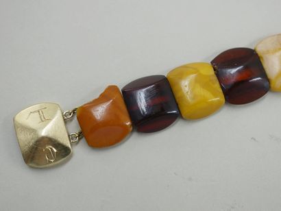 null 18k yellow gold bracelet with rectangular bakelite beads. Accidents - PB : 15,89gr...