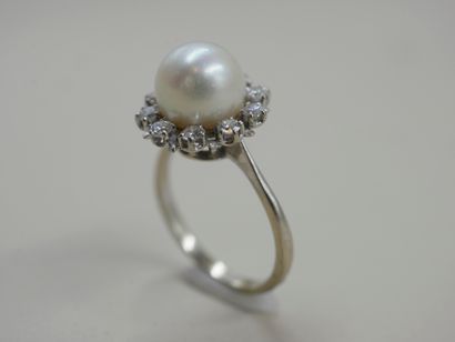 null 18k white gold ring with a white cultured pearl in a diamond setting - PB :...