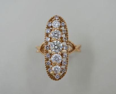 null Bague pompadour en or rose ajouré 18k surmontée d'une ligne de cinq diamants...