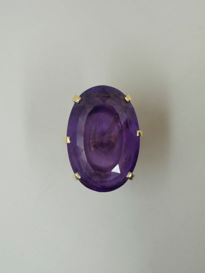 null 18k yellow gold ring surmounted by an oval faceted amethyst weighing approximately...