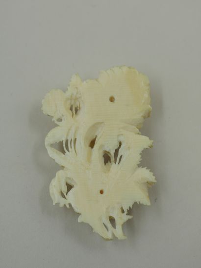 null Piece of a brooch in chased ivory with roses - Work of the XIXth century - Weight...
