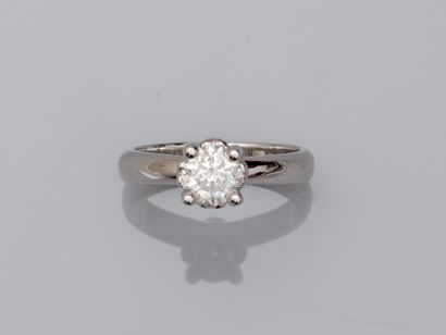 18k white gold ring surmounted by a solitaire...