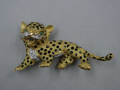 null Broche "Léopard" en or jaune 18k émaillé noir et sertie de diamants et d'émeraudes...