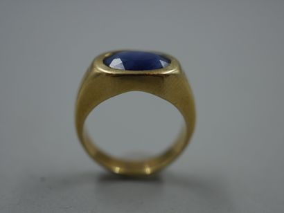 null Ring in 18k yellow gold topped by an oval faceted sapphire - PB : 6,10gr - TDD...