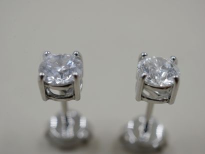 null Pair of 18k white gold earrings set with diamonds for about 1,20cts in total...