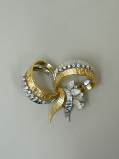 null Bow brooch in white gold and 18k yellow gold with guilloché and diamonds - PB...