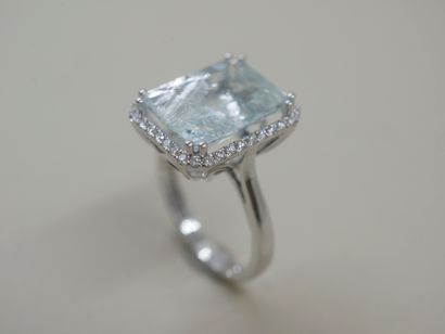 null 18k white gold ring with a large rectangular aquamarine of 6cts surrounded by...