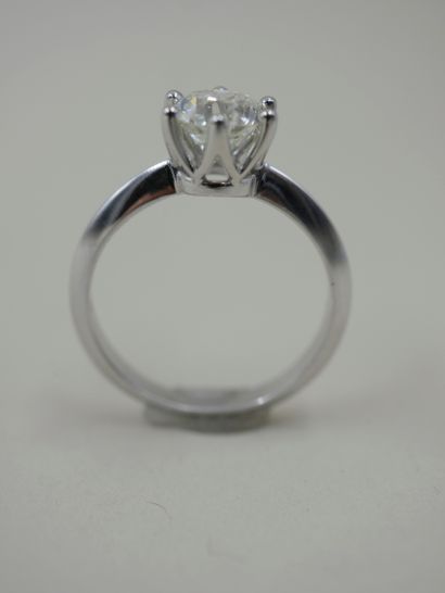 null Solitaire ring in 18k white gold set with a round diamond weighing approximately...