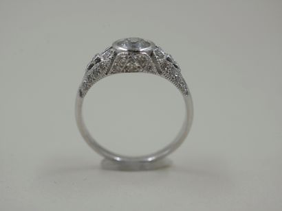 null 
Art Deco style ring in 18k white gold set with a central diamond of 0.90cts...