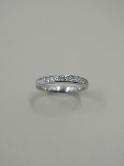 null Wedding ring in 9k white gold set with ten princess diamonds for a total weight...