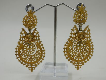 null Pair of 18k yellow gold openwork earrings with mandorla motifs - PB : 17,88gr...