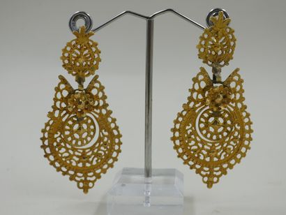 null Paire de pendants d'oreilles en or jaune ajouré 18k retenant en pampilles des...