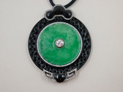 Pendant composed of a circular jade plate...