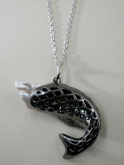 null Pendentif en or gris et noirci 18k en forme de poisson, les écailles pavées...