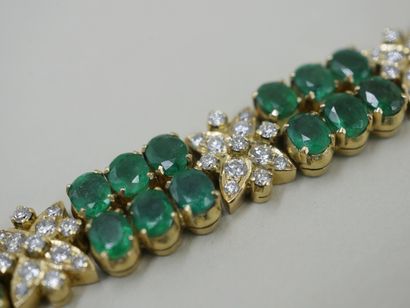 null 18k yellow gold bracelet set with 50 oval emeralds for a total weight of 9cts...