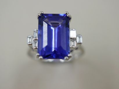 null Bague en or blanc 18k sertie d'une tanzanite rectangulaire taille émeraude pesant...