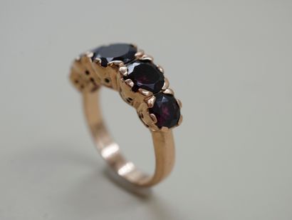null Ring in 14k yellow gold set with five falling garnets - PB: 6,73gr - TDD: 5...
