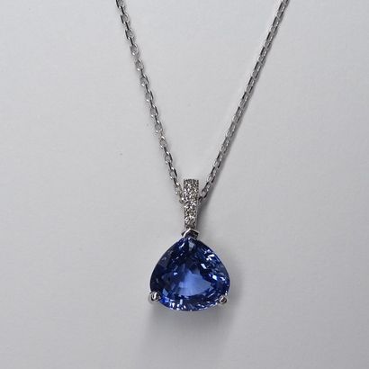 null Pear pendant with a 2cts sapphire and three diamonds - With its white gold chain...