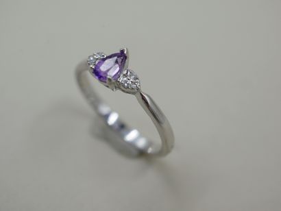 null 18k white gold ring set with a pear cut amethyst and three small diamonds -...