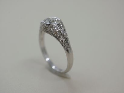 null 
Art Deco style ring in 18k white gold set with a central diamond of 0.90cts...