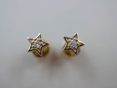 null Paire de boutons d'oreilles étoile en or jaune 18k surmontés chacun d'un diamant...