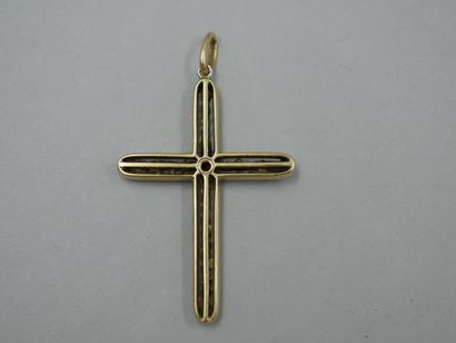 null Croix pendentif en or jaune 18k émaillé blanc ornée de trente petites perles...