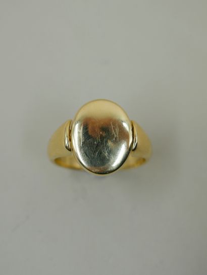 null Bague chevalière réversible en or jaune 18k surmontée d'un médaillon ornée d'une...