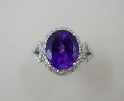 White gold ring set with a 5 cts amethyst...