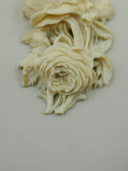 null Elément de broche en ivoire ciselé à motif de roses - Travail du XIXème - Poids...