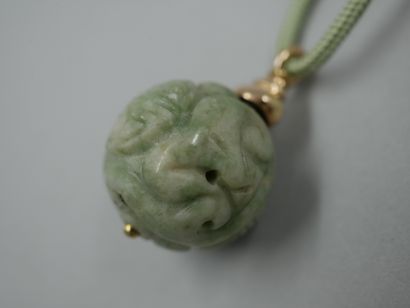 Pendentif boule en jade/jadeite gravé - Monture...