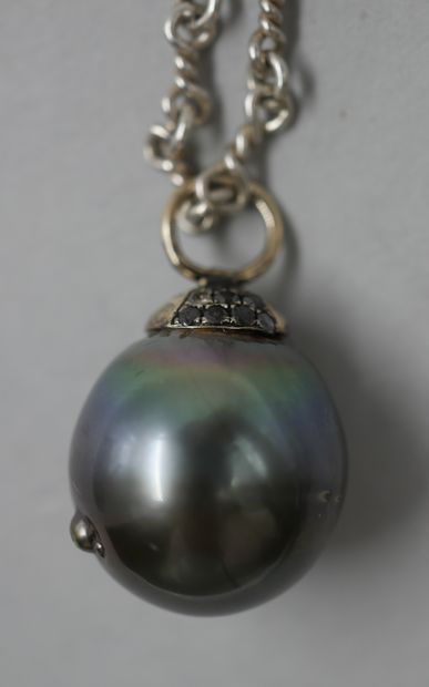 null Tahitian grey pearl pendant - Yellow gold clasp paved with small cognac diamonds...