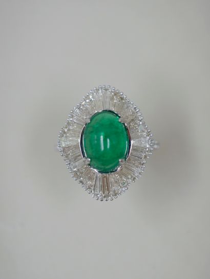 null Skirt ring in 18k white gold set in the center with a cabochon emerald weighing...