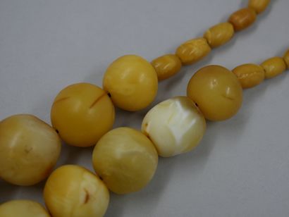 null Collier composé de 25 perles d'ambre en chute - Longueur 36cm - Perles allongées...
