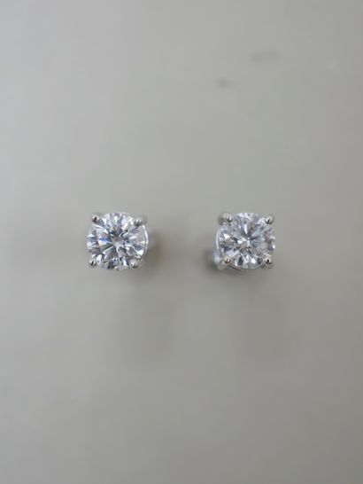 null Pair of 18k white gold earrings set with brilliant-cut diamonds weighing approximately...