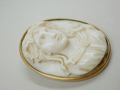 null Romantic brooch in 18k yellow gold surmounted by a large oval cameo on ivory...