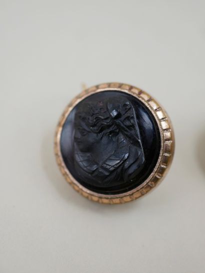 null Pair of metal earrings with a circular cameo representing a court lady - Diameter...