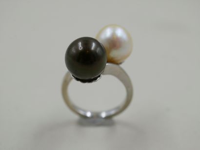 null Vous Moi ring in 18k white gold with a white pearl and a Tahitian pearl - PB...