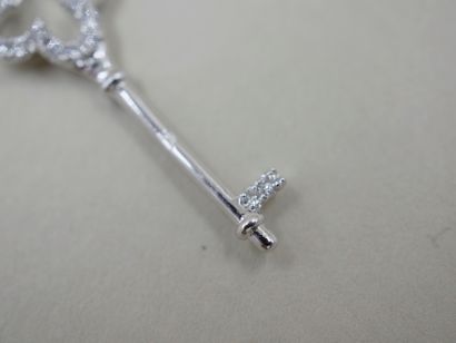 null Key pendant in 18k white gold set with diamond - PB : 1,30gr - Length : 2,5...