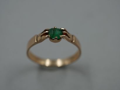 null Lot : An 18k rose gold ring set with a small emerald in its center TDD 51 and...