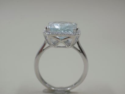 null 18k white gold ring with a large rectangular aquamarine of 6cts surrounded by...