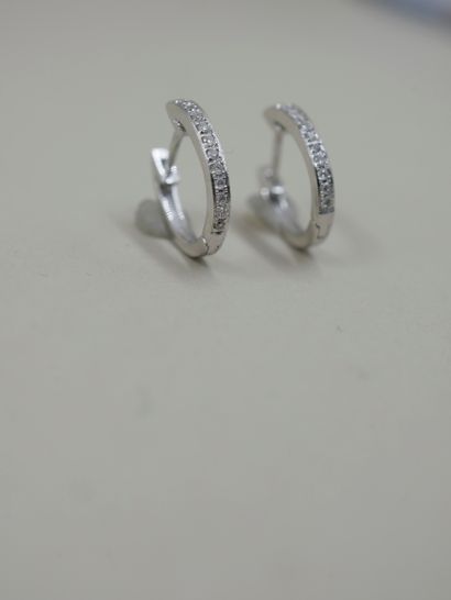 null Pair of 18k white gold hoop earrings set with diamonds - B.P.: 1,81gr - Height:...