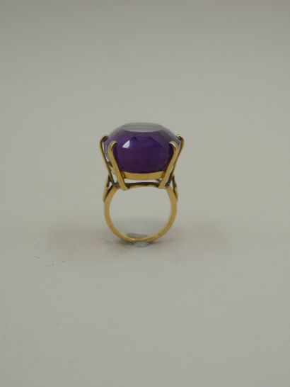 null 18k yellow gold ring surmounted by an oval faceted amethyst weighing approximately...